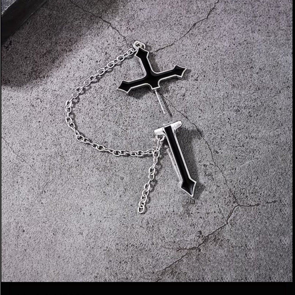 Black Cross Chain Single Earring - Picture 3 of 4